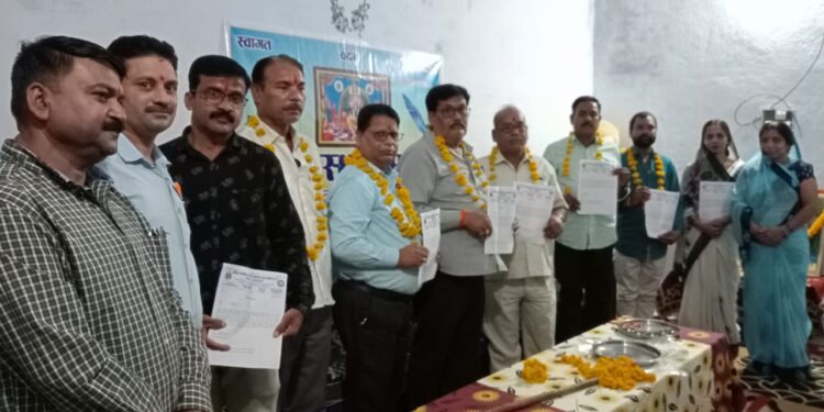 कायस्थ समाज के युवा प्रकोष्ठ के नवनियुक्त पदाधिकारियों को नियुक्ति पत्र सौंपकर सम्मान किया गया