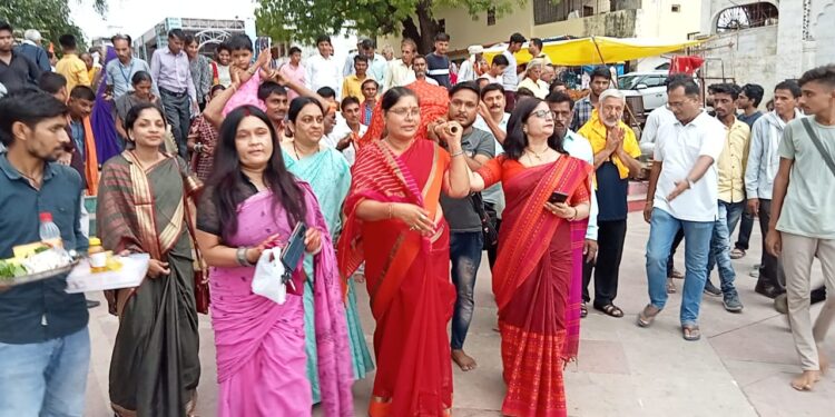 जटाशंकर कावड़ यात्रा समिति द्वारा मां नर्मदा को 1100 सौ मीटर के चुनरी चढ़ाई गई एवं शाम को 5100 आटे के दीप प्रवाहित किए गए