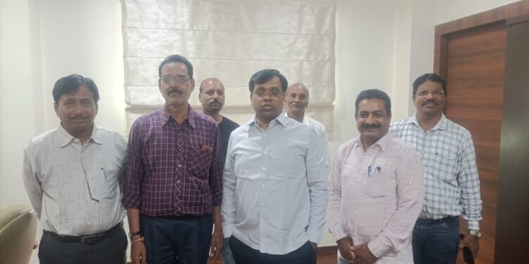 मध्यप्रदेश राज्य कर्मचारी संघ के प्रतिनिधि मंडल ने जिला कलेक्टर से की भेंट*