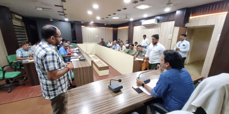 नगर पालिका सभाकक्ष में सीएमओ नवनीत पाण्डे ने ली विभागीय कार्यों की समीक्षा बैठक एवं अधिकारी-कर्मचारी को दिए निर्देश……