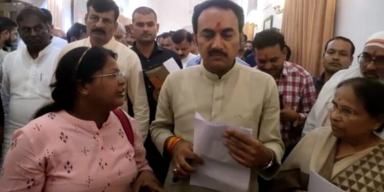 प्रभारी मंत्री बृजेंद्र प्रताप सिंह से मीडिया ने किया सवाल, तहसीलदार सहित खनिज विभाग की टीम को घेरने वाले रसूखदार रेत माफियाओं पर नहीं हुई कार्यवाही ? जप्त किए रेत के डंपर को मंडी प्रांगण से लेकर फरार होने वाले गुर्गों पर क्यों नहीं कराई एफआईआर ?क्यों दबाया जा रहा मामला बड़ा सवाल..?