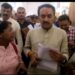 प्रभारी मंत्री बृजेंद्र प्रताप सिंह से मीडिया ने किया सवाल, तहसीलदार सहित खनिज विभाग की टीम को घेरने वाले रसूखदार रेत माफियाओं पर नहीं हुई कार्यवाही ? जप्त किए रेत के डंपर को मंडी प्रांगण से लेकर फरार होने वाले गुर्गों पर क्यों नहीं कराई एफआईआर ?क्यों दबाया जा रहा मामला बड़ा सवाल..?