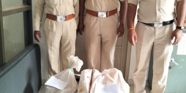 टीआई संतोष चौहान के नेतृत्व में थाना पथरौटा द्वारा शातिर चोर को गिरफ्तार करने एवं चोरी किया गया माल,मशरुका बरामद करने में मिला सफलता