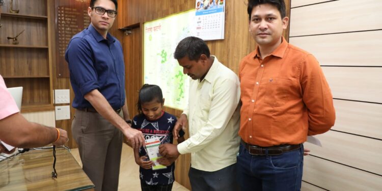 दिव्यांगता न बने बाधा, इसके लिए कलेक्टर ने प्रदान किए उपकरण.  अब ईश्वरी को पहले से ज्यादा साफ दिखेगी दुनिया