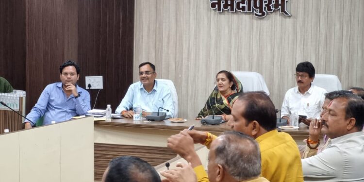 मध्यप्रदेश अर्बन डेवलपमेंट कंपनी के अधिकारियों एवं ठेकेदार के साथ नगर पालिका अध्यक्ष व सीएमओ की उपस्थिति में बैठक कर निर्णय लिये गये