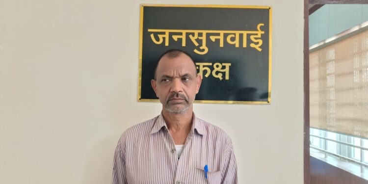 किसान की नहीं हो रही सुनवाई, पटवारी नहीं कर रहा खेत का सीमांकन,पैसों की मांग का लगाया गंभीर आरोप,कलेक्टर की जनसुनवाई में लगाई गुहार..