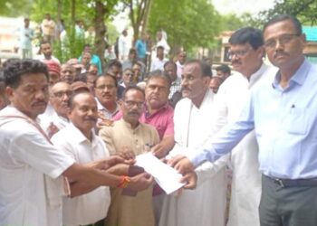 अधिकारी कर्मचारी संयुक्त मोर्चा द्वारा 26 सूत्री मांग को लेकर जिला प्रशासन मुख्यमंत्री के नाम सौंपा ज्ञापन