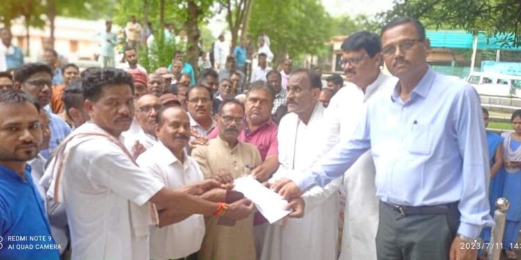 अधिकारी कर्मचारी संयुक्त मोर्चा द्वारा 26 सूत्री मांग को लेकर जिला प्रशासन मुख्यमंत्री के नाम सौंपा ज्ञापन