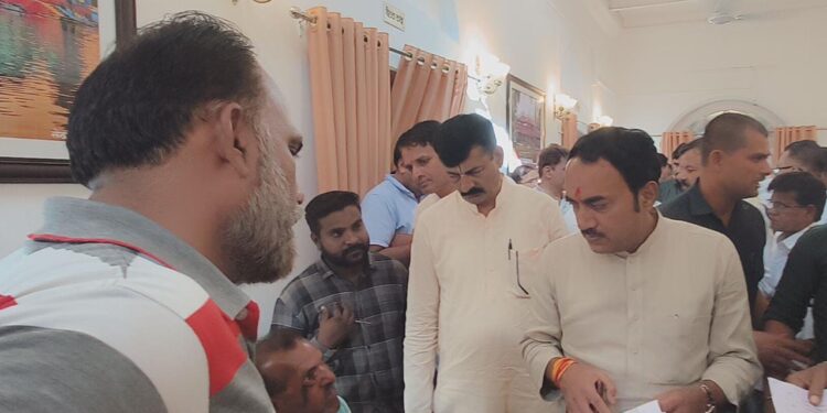 प्रभारी मंत्री बृजेंद्र प्रताप सिंह तक पहुंची नगर पालिका के अतिक्रमण दस्ते की मनमानी की गंभीर शिकायत,अनुसूचित जाति वर्ग के दिव्यांग एवं कैंसर पीड़ित व्यक्ति के सड़क किनारे वर्षो से स्थापित टप पर अतिक्रमण बताकर चलाई जेसीबी,टप पर नगर पालिका ने स्ट्रीट वेंडर मुद्रा लोन का भी दिया हुआ है बैंक लोन…!