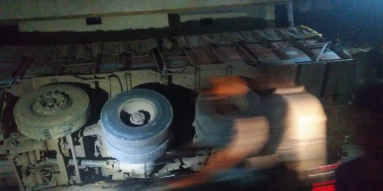 बालाघाट जिले के NH 543 लामता नेनपुर रोड पर ग्राम लामता मे लोड ट्रक क्रमाक mp 21H 3633पलटा किसी के हताहत नही होने के समाचार