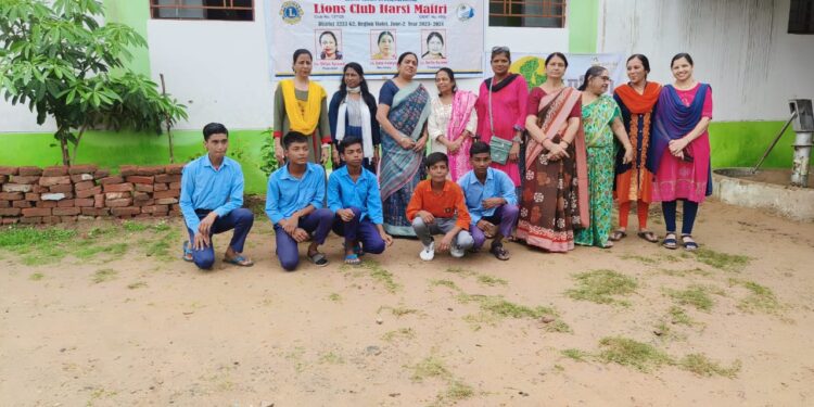 लायंस क्लब मैत्री द्वारा शासकीय मिशन खेड़ा स्कूल इटारसी में पहुंचकर पौधरोपण किया गया