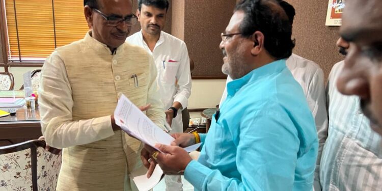अनादि कल्पेश्वर मंदिर जीर्णोद्धार एवं क्षेत्र की समस्याओं को लेकर मुख्यमंत्री से मिले पूर्व विधायक जितेंद्र गेहलोद
