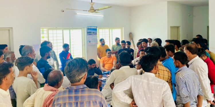कांग्रेस के वरिष्ठ नेता पं.सतपाल पलिया शोभापुर विद्युत कार्यालय पहुँचे,विधुत कटौती की समस्या से ग्रामीणों को दिलाया निजात