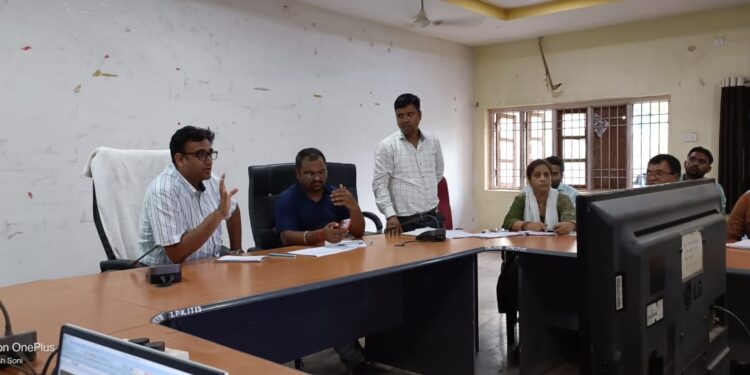 पीएम आवास के तहत चार जनपद पंचायतों की अधिकतम अपूर्ण आवास वाली दस-दस ग्राम पंचायतों की हुई समीक्षा*  *हितग्राहियों से सतत संपर्क और संवाद कर शेष अपूर्ण आवासों को कराएं पूर्ण- सीईओ श्री गेमावत*