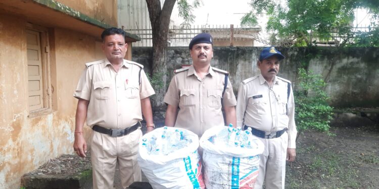 नर्मदापुरम एवं इटारसी क्षेत्र में अवैध शराब परिवहन करते हुए तीन पहिया ऑटो और दोपहिया स्कूटी को आरोपियों सहित पकड़ा,शराब कारोबारियों में मचा हड़कंप