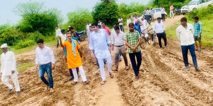 मोकलवाड़ी झिरमिटा गांव के लोगों की मेहनत रंग लाई,कांग्रेस नेता सतपाल पलिया सहित ग्रामीणों का पुल निर्माण को लेकर नदी में दिया गया जल सत्याग्रह हुआ सफल,शासन ने स्वीकृत किया पुल,सर्वे हुआ शुरू,ग्रामीणों ने माना आभार