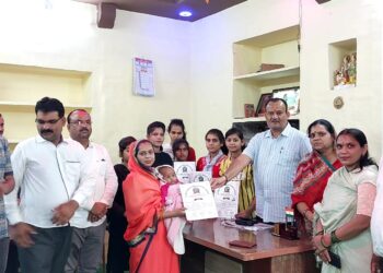 आत्मनिर्भर बनाने ब्यूटी पार्लर प्रशिक्षण के प्रमाण पत्र वितरण किए गए डॉ राकेश सिंह जादौन