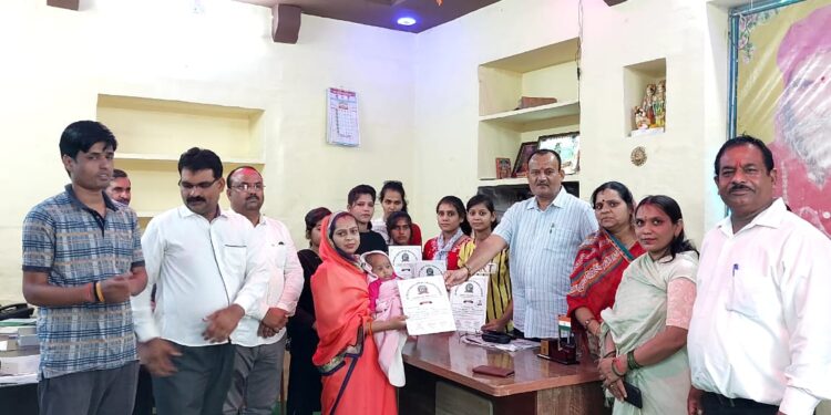 आत्मनिर्भर बनाने ब्यूटी पार्लर प्रशिक्षण के प्रमाण पत्र वितरण किए गए डॉ राकेश सिंह जादौन