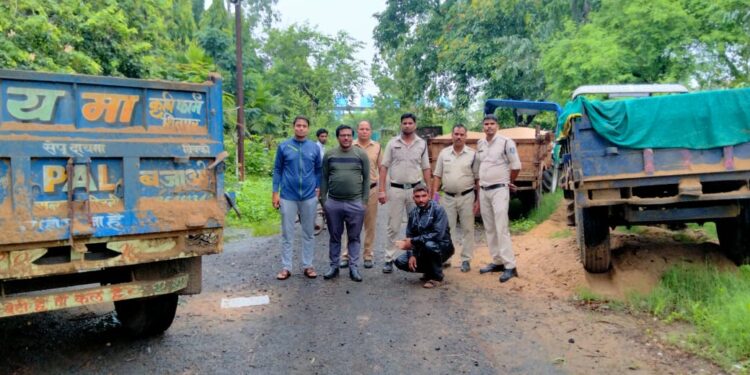 निमसाड़ियां और मेहराघाट रेत खदान पर माफिया सक्रिय, छापामार कार्रवाई में एक डंपर सहित दो ट्रैक्टर ट्राली को पकड़ा, हो सकती है एफआईआर दर्ज