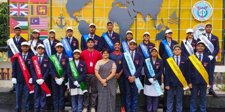 वर्धमान पब्लिक स्कूल में संपन्न हुआ शपथ ग्रहण समारोह, आयोजन के अध्यक्ष कलेक्टर नीरज कुमार सिंह ने दिलाई शपथ एवं मुख्य अतिथि विधायक डॉ सीतासरन शर्मा रहे
