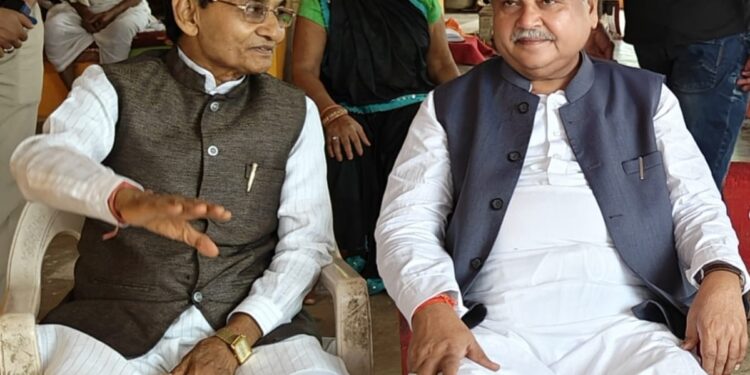 गुरु महाराज से मिलने चांदगढ़ कुटी पहुंचे केंद्रीय मंत्री नरेंद्र सिंह तोमर