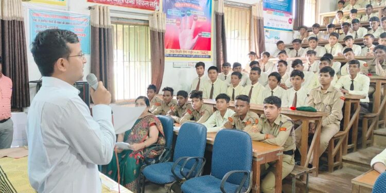स्कूल चलें हम अभियान के तहत कलेक्टर नर्मदापुरम नीरज कुमार सिंह ने बच्चों को पढ़ाया कविता पाठ,विद्यार्थियों से अपने अनुभव साझा करते हुए उन्हें बेहतर भविष्य गढ़ने के लिए किया प्रेरित