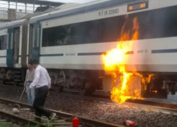 भोपाल से दिल्ली जा रही वंदे भारत ट्रेन एक कोच में लगी आग मची अफरा-तफरी*