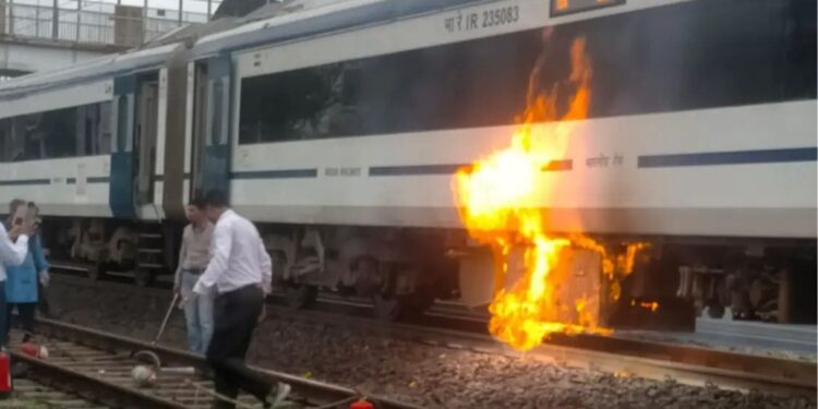 भोपाल से दिल्ली जा रही वंदे भारत ट्रेन एक कोच में लगी आग मची अफरा-तफरी*
