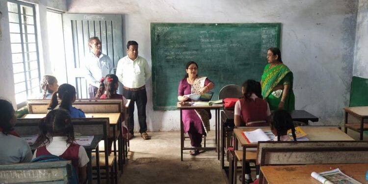 स्कूल चलें हम अभियान अंतर्गत ट्रैफिक नियमों के साथ क्षेत्रीय परिवहन अधिकारी श्रीमती निशा चौहान ने पढ़ाया पाठ,साझा किए अपने अनुभव