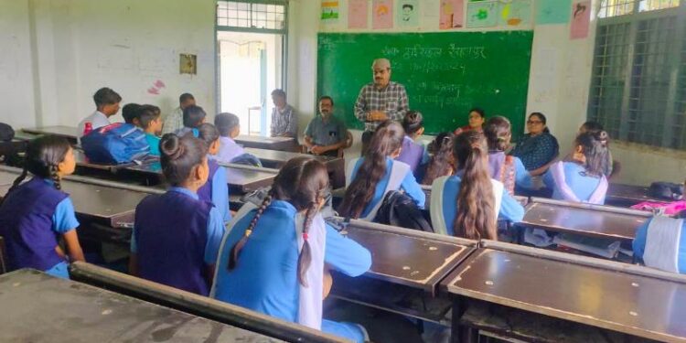 स्कूल चलें हम अभियान का हुआ शुभारंभ,जिला स्तरीय अधिकारियों ने स्कूलों में जाकर बच्चों को पढ़ाया,शिक्षा के महत्व के प्रति किया जागरूक