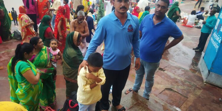सोमवती अमावस्या के अवसर पर सभी घाटों में सुरक्षा व्यवस्था रही मजबूत,गहरे पानी में डूबते हुए बालक को एसडीईआरएफ़ जवान कर्मवीर सिंह द्वारा तत्परता से बालक को सकुशल बचाया