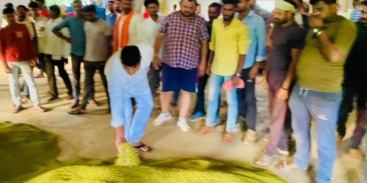 मूंग तुलाई समस्या निवारण के लिए खरीदी केंद्र राधेकृष्णा वेयरहाउस बागलखेड़ी पहुंचे पं. सतपाल पलिया,किसानों की समस्या को समिति के माध्यम से सर्वेयर से चर्चा कर किया निराकरण