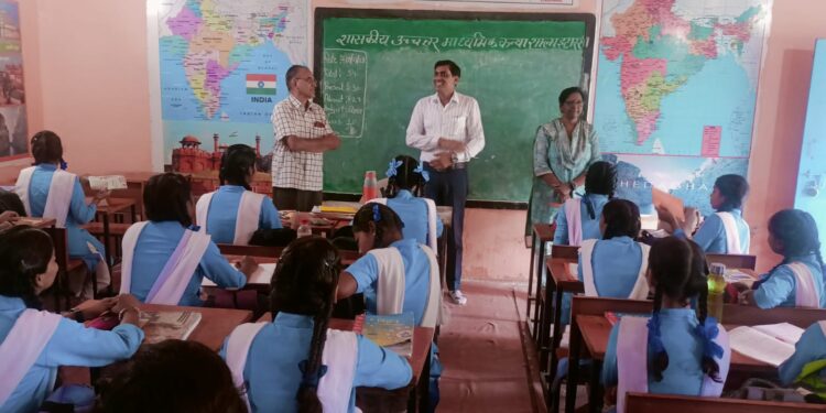 टीचर बने नगरपालिका अध्यक्ष, दसवीं की छात्राओं को पढ़ाया आर्थिक प्रबंधन और समग्र विकास शासकीय उच्चतर माध्यमिक कन्या शाला में छात्राओं से किया संवाद