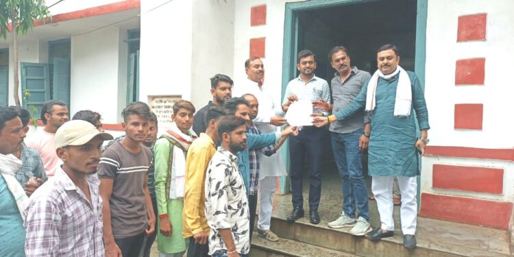 नगर कांग्रेस द्वारा विभिन्न मुद्दों से शासन प्रशासन को अवगत कराते हुए तहसीलदार को सौंपा ज्ञापन