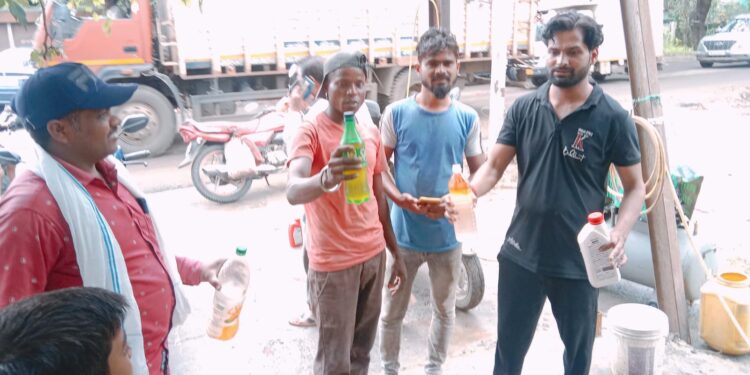 पेट्रोल पंप से गाड़ी में पेट्रोल डलवाने के बाद गाड़ी ले रही हो रही खराब,मैकेनिक को दिखाने के बाद बताया गाड़ी में पेट्रोल के साथ है पानी,मचा बवाल….
