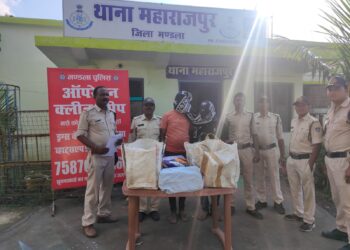 आपरेशन क्लीन स्वीप के तहत मंडला पुलिस की कार्यवाही*   *थाना महाराजपुर पुलिस ने दो आरोपियों से 60 लीटर देशी और विदेशी शराब तथा वाहन जब्त कर गिरफ्तार किया*