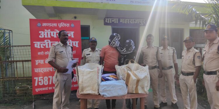 आपरेशन क्लीन स्वीप के तहत मंडला पुलिस की कार्यवाही*   *थाना महाराजपुर पुलिस ने दो आरोपियों से 60 लीटर देशी और विदेशी शराब तथा वाहन जब्त कर गिरफ्तार किया*