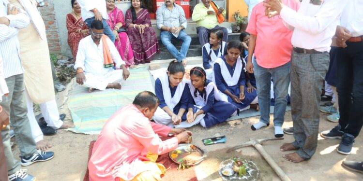 *19 लाख 17 हजार की लागत से इंदिरा गांधी वार्ड बालाजी नगर में बनेगी डब्ल्यूबीएम रोड.  महापौर श्रीमती प्रीति संजीव सूरी ने निगमाध्यक्ष मनीष पाठक स्थानीय पार्षद ओमप्रकाश सोनी एमआईसी सदस्यों वार्ड के नागरिकों की उपस्थिति में स्कूली छात्राओं से कराया भूमि पूजन