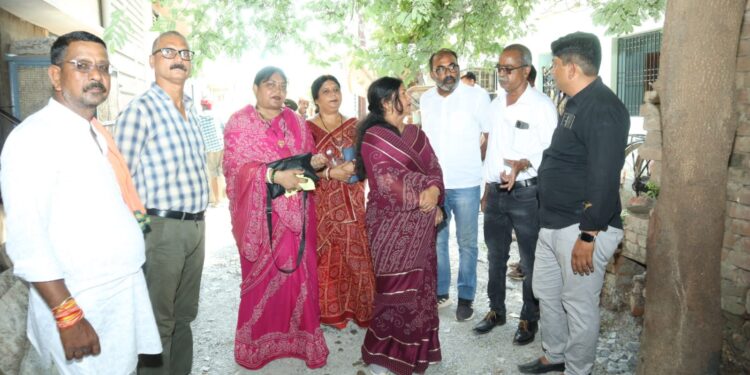 *24 लाख की लागत से उपनगरीय क्षेत्र हेमूकालाणी वार्ड में बन रही सीसी रोड का* *मेयर श्रीमती प्रीति संजीव सूरी ने किया औचक निरीक्षण* रोड निर्माण में रोलर सही तरीके से न चलने पर ठेकेदार को लगाई फटकार दोबारा रोलर चलाकर निर्माण करने दी हिदायत