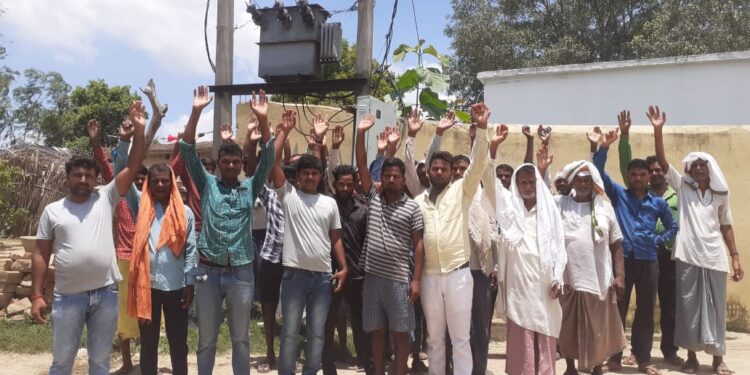 *10 दिनों से जला ट्रांसफार्मर नही बदलने पर ग्रामीण लालबंद*  *सुनवाई नहीं हुआ तो पावर हाउस का करेंगे घेराव ग्रामीण*