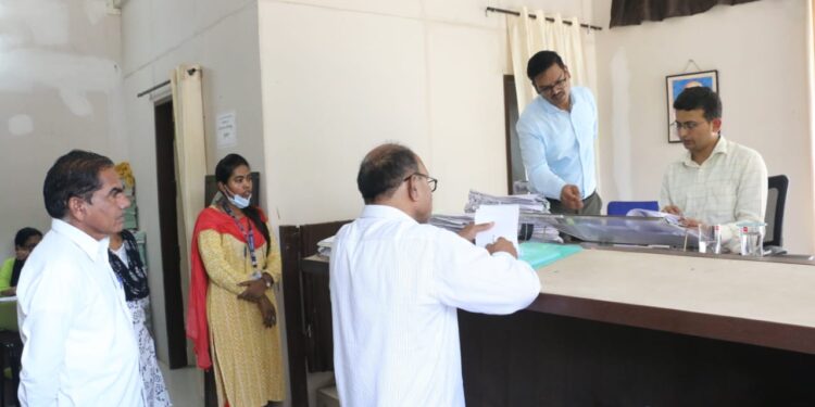 कलेक्टर नीरज कुमार सिंह ने शासकीय कार्यालयों का किया आकस्मिक निरीक्षण,अधिकारियों को कार्यालयीन व्यवस्थाएं सुदृढ़ रखने की दी हिदायत,न्यायालयीन प्रकरणों के निराकरण में लापरवाही पर सहकारिता के रीडर को नोटिस जारी करने के दिए निर्देश