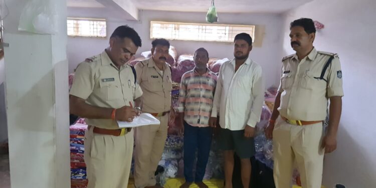 बाहर के व्यक्तियोँ के नगर में प्रवेश को लेकर पुलिस ने होटल लॉजों के साथ मोहल्लों में एक अभियान चलाकर जांच पड़ताल शुरू की,सदिग्ध व्यक्तियों की जांच कर उन्हें पकड़ा जा सके,पूर्व की तरह शहर में अपराधों को रोका जाये और सदिग्ध व्यक्तियों की जांच कर उन्हें पकड़ा जा सके