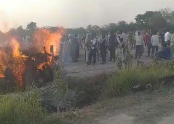 जनपद फतेहपुर का मामला सामने आया है। जहाँ भाई अपनी बहन आकांक्षा को पेपर दिलाने