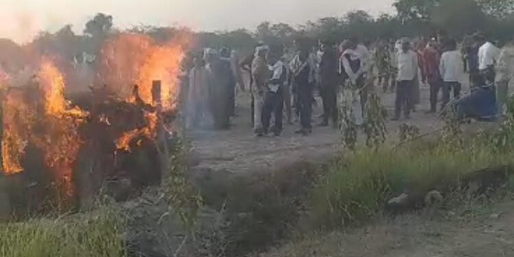 जनपद फतेहपुर का मामला सामने आया है। जहाँ भाई अपनी बहन आकांक्षा को पेपर दिलाने