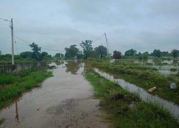 थोड़ी सी बारिश में ही हो जाता आवागमन अवरुद्ध प्रशासन नहीं दे रहा ध्यान