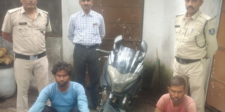 आबकारी विभाग की शहर नर्मदापुरम अवैध शराब के विरुद्ध बड़ी कार्यवाही 295 पाव देशी शराब के साथ अवैध शराब परिवहन में मोटरसाइकिल जप्त कर आरोपियों के विरुद्ध 34(2) के अंतर्गत गिरफ्तार किया,जप्त सामग्री की अनुमानित कीमत 118000