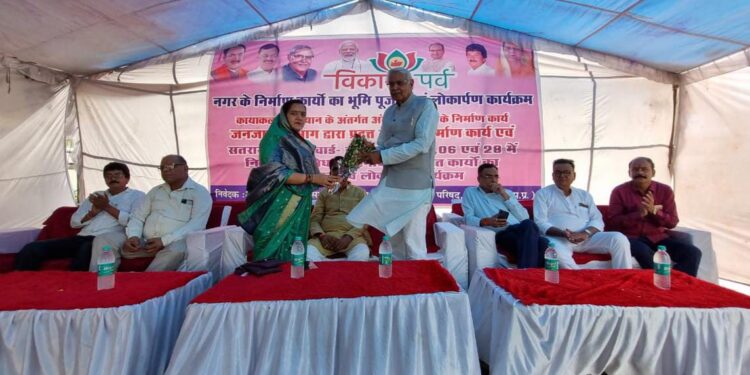 विकास पर्व एवं कायाकल्प अभियान के तहत विधायक डॉ सीतासरन शर्मा एवं नपा अध्यक्ष श्रीमती यादव द्वारा 3,6802347 की लागत से आंतरिक सड़को का भूमिपूजन कार्यक्रम संपन्न हुआ