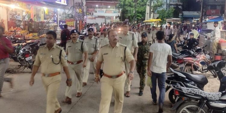 जिले में कानून एवं शांति व्यवस्था बनाए रखने के लिए पुलिस अधीक्षक डॉ.गुरकरन सिंह के निर्देशन में पांचों पुलिस अनुविभागीय अधिकारियों के नेतृत्व में पुलिस द्वारा फ्लैग मार्च निकाला गया