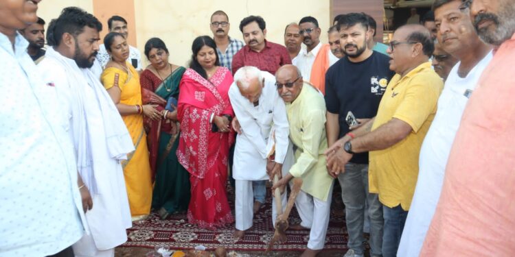 *कायाकल्प अभियान के तहत संत कंवरराम वार्ड माधव नगर में बनेगी 67 लाख 60 हजार की लागत से सीसी रोड* *महापौर श्रीमती प्रीति संजीव सूरी ने निगम अध्यक्ष मनीष पाठक भाजपा जिला अध्यक्ष दीपक टंडन सोनी स्थानीय पार्षद गोविंद चावला सहित अन्य लोगों की उपस्थिति में पूर्व भाजपा जिला अध्यक्ष चमनलाल आनंद से कराया भूमि पूजन*