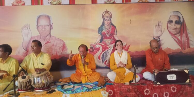 गायत्री परिवार ने आलोट में संपन्न करवाया 81 घरों में एक साथ यज्ञ